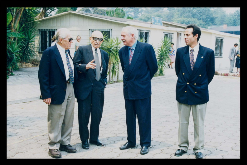 
                                  Visita del doctor Jesús Usón, fundador del CCMI, en Guatemala para asistir a la colocación de la primera piedra de un futuro Centro de Mínima Invasión, junto con el presidente de Guatemala (1998)