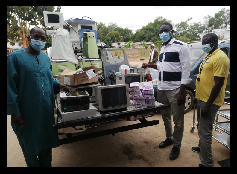 
                                  Alumnos de Senegal del CCMIJU recibiendo material informático y médico para sus futuras operaciones (2023)
                            