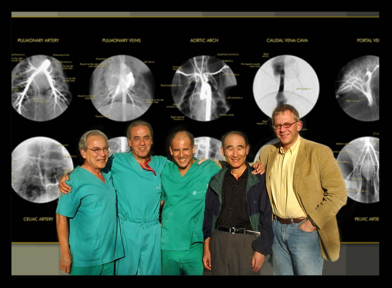 
                                    Los doctores W. Castañeda, M. Maynar, H. Ferrol, K.J Cho, H. Bjornason, colaboradores científicos, a la salida de un curso en el CCMIJU (2005). Al fondo, detalle del póster de Anatomía angiográfica de cerdo del CCMI
                            